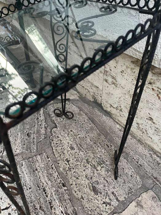 Măsuță / etajeră din fier forjat cu blat de sticlă