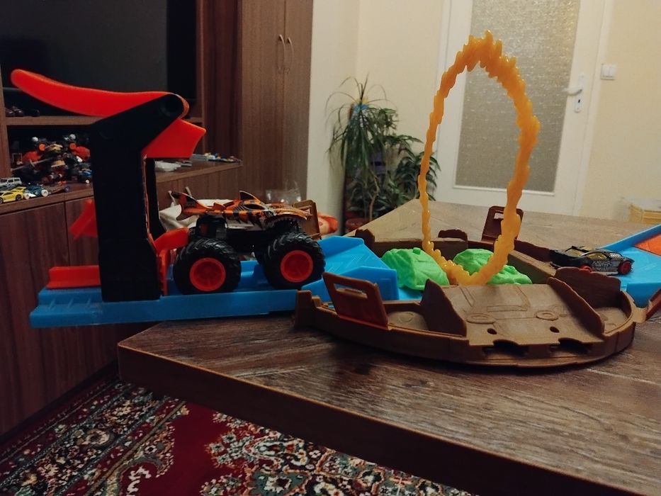 Hot Wheels писти и автовози