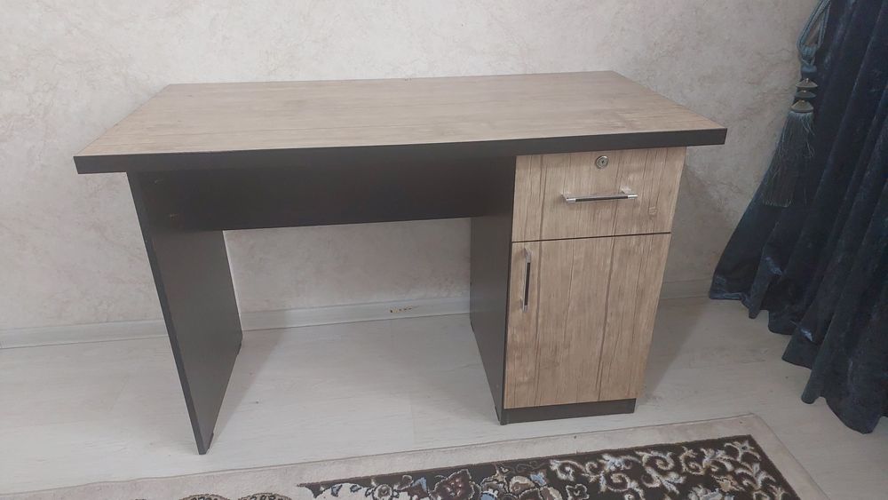 Продаётся стол в хорошем состояние почти новый