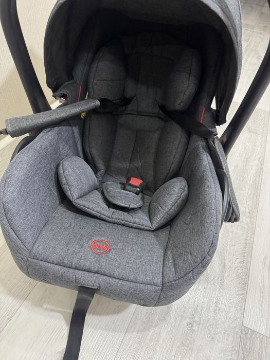 Детская коляска с люлькой