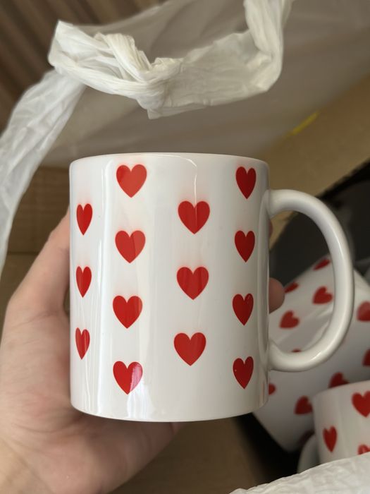 Кружка с принтом сердечки новые, в отличном состоянии.