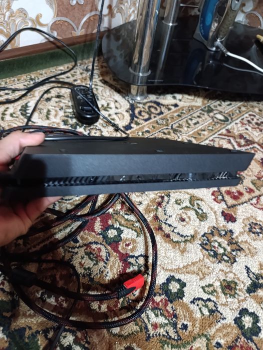 Продам игровую приставку ps4