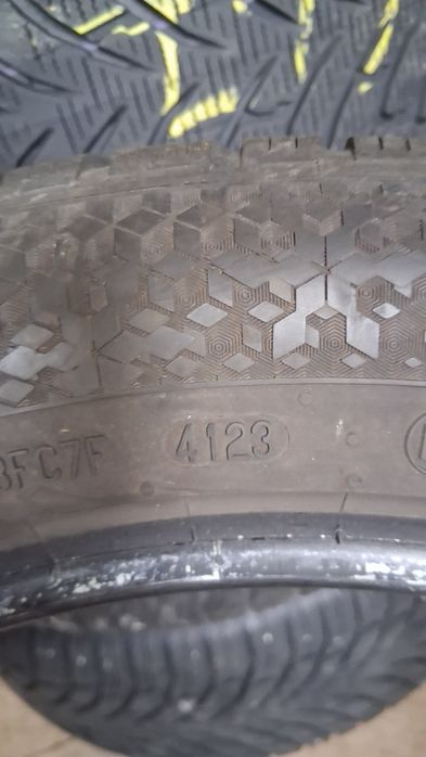 2 броя зимни гуми 235/50/R19 CONTINENTAL