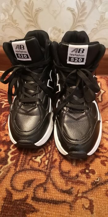 Продам кросовки,ботинки женские,кеды новые.