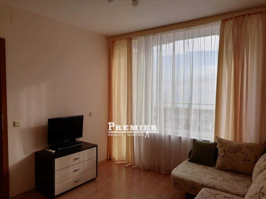 Предлагаме за продажба много просторен тристаен апартамент