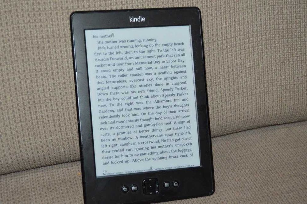 E-reader Amazon Kindle 4 (Gen 4, Negru, Display E-Ink 6", 207 carti engleza)
