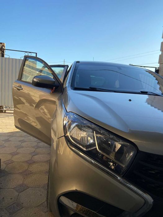 Машина lada x - ray