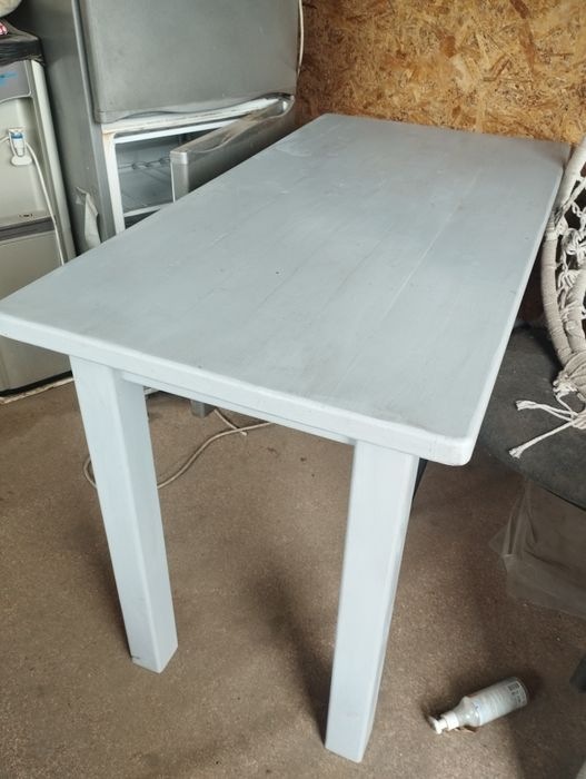 Стол из массива дерева.