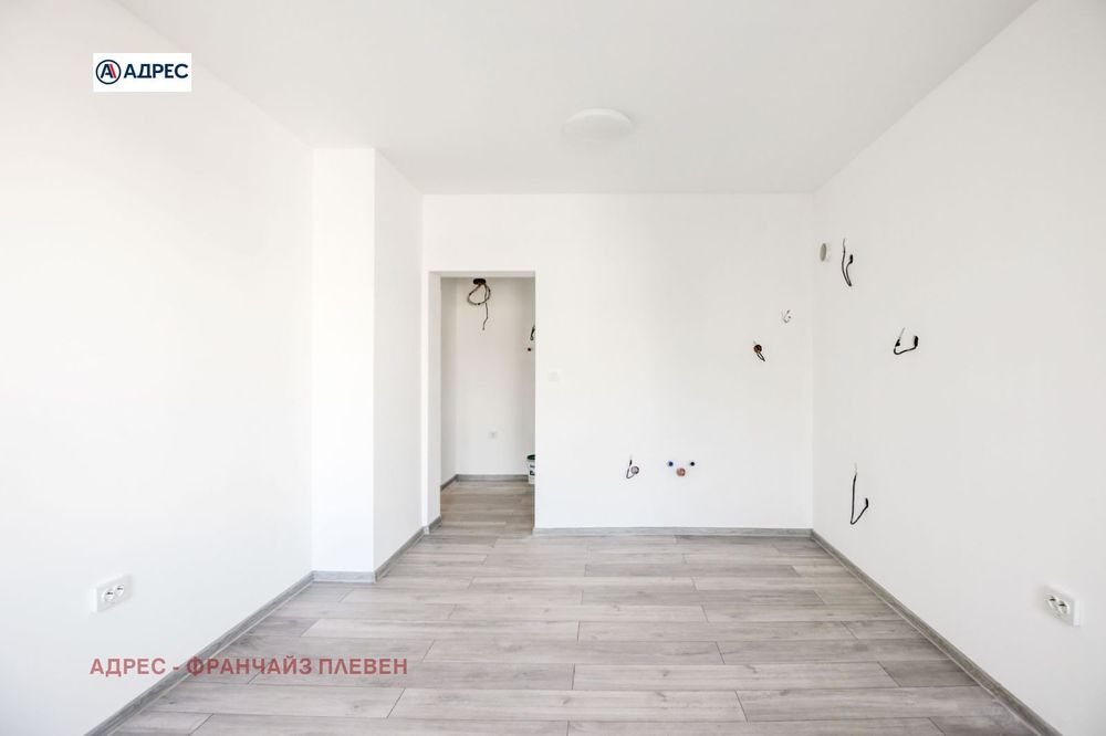 Продава се Тристаен апартамент в Плевен, Идеален център - 66 кв.м за 2122 €/кв.м - Снимка #2