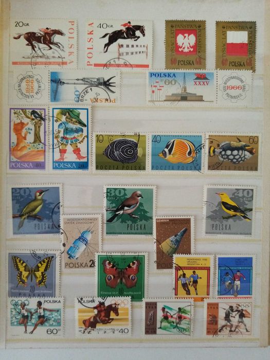 Класьор със стари пощенски марки за колекционери.