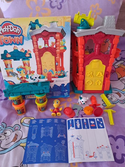 Play Doh  Пожарна станция и Пожарен камион.Обща цена 27 €