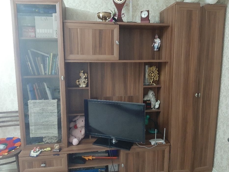 шкаф коричневый.