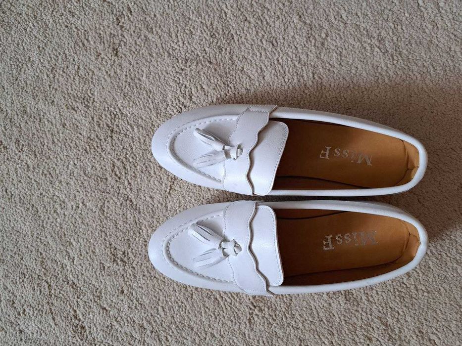 Продам белые мокасины