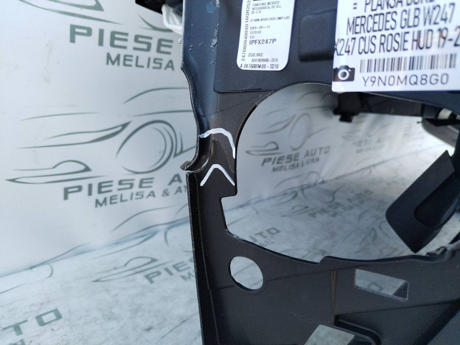 Plansa bord Mercedes GLB W247 X247 cu HUD, cusatura rosie an 2019-2020