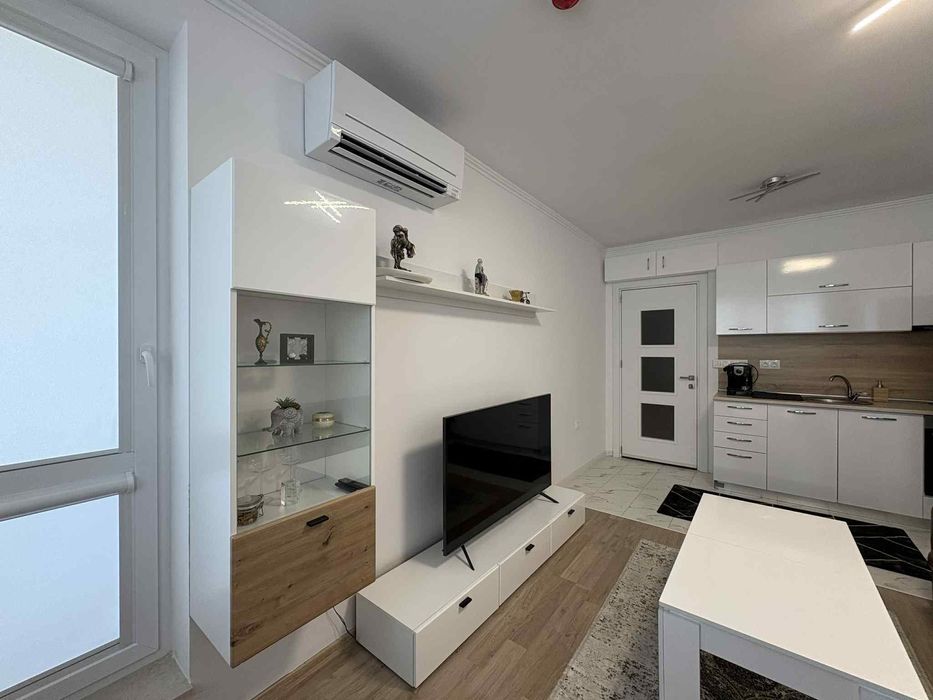 Дава се под наем Двустаен апартамент в Бургас, Славейков - 60 кв.м за 612 € - Снимка #1