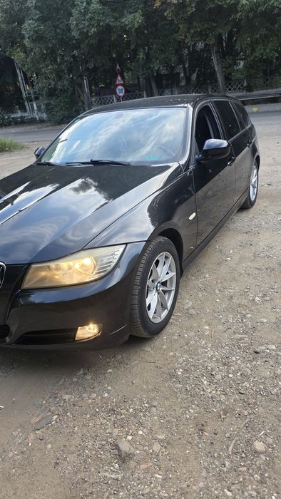 Vând BMW seria 3  316 anul2010 masinase poate vedea in Bacău nr telefon 0749535747