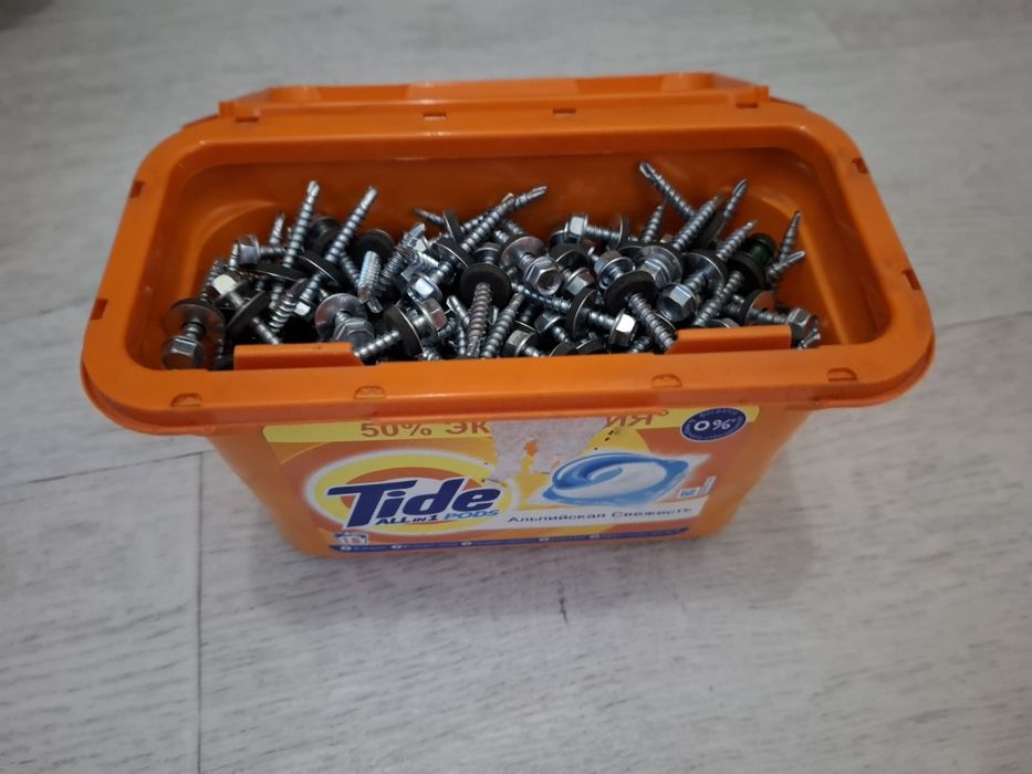 Продам саморезы по 1000 за пачку