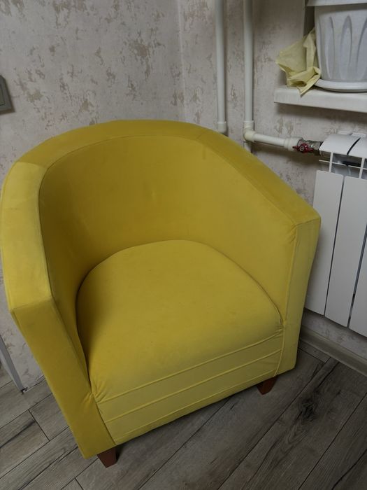 Кресло желтого цвета