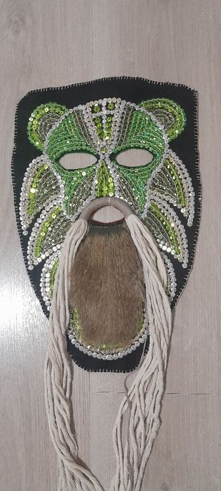 Кукерски маски с блестящи пайети