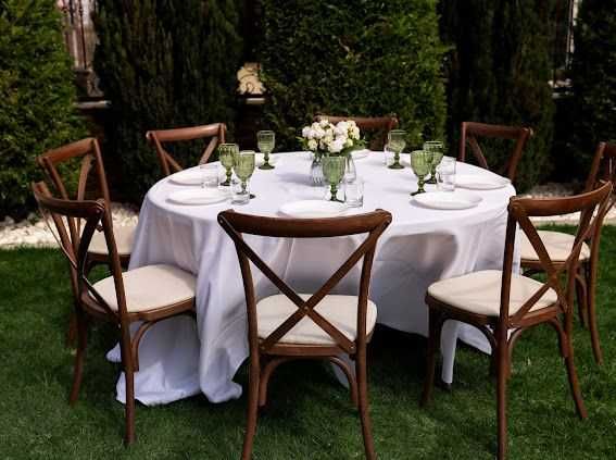 Mobilier premium pentru evenimente – închiriem scaune lemn, mese și veselă elegantă