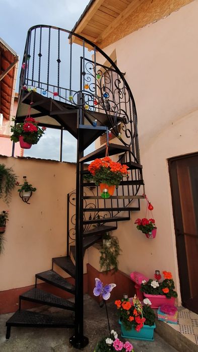 Scară metalică interioară sau exterioară