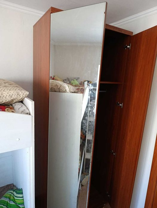 шкаф с двумя зеркальными дверями