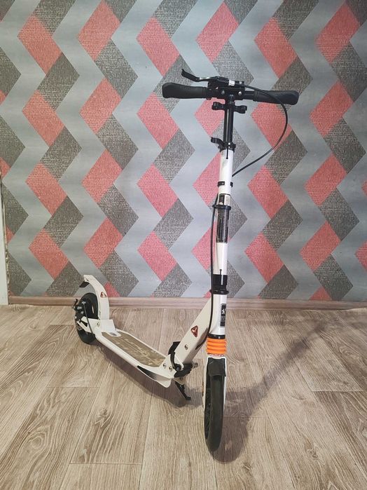 Самокат белый. Складной.