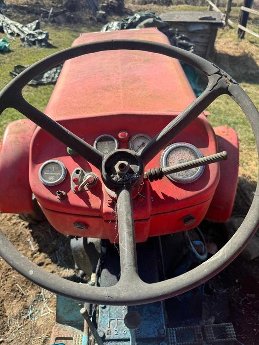 Vând tractor Masey Ferguson cu remorca
