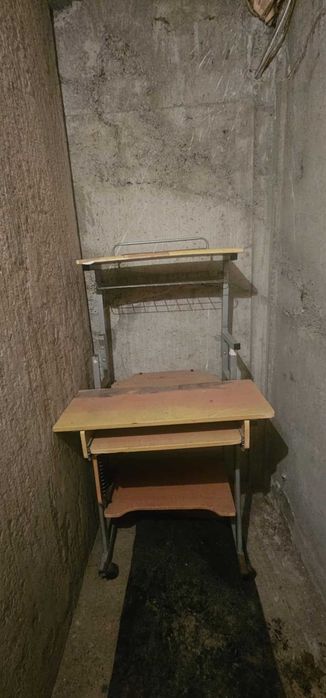 Компютърна маса с дървени повърхности и метален скелет