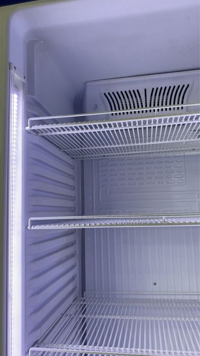 Vitrina frigorifica verticala pentru sucuri