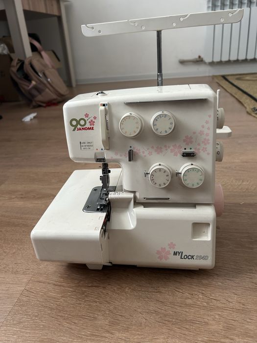 Оверлок машинка Janome
