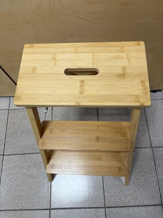 Продавам бамбукова стълба с три стъпала , с височина 63 см