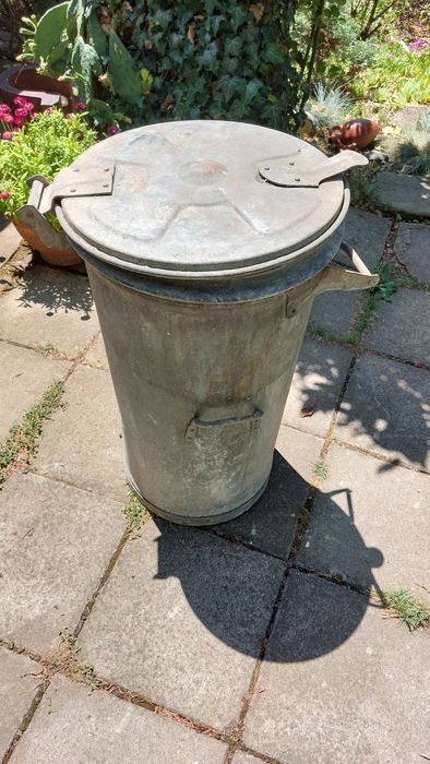 Метална кофа за боклук