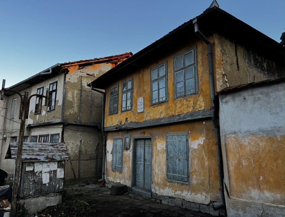 Къща в село Орешак, до Троянски манастир