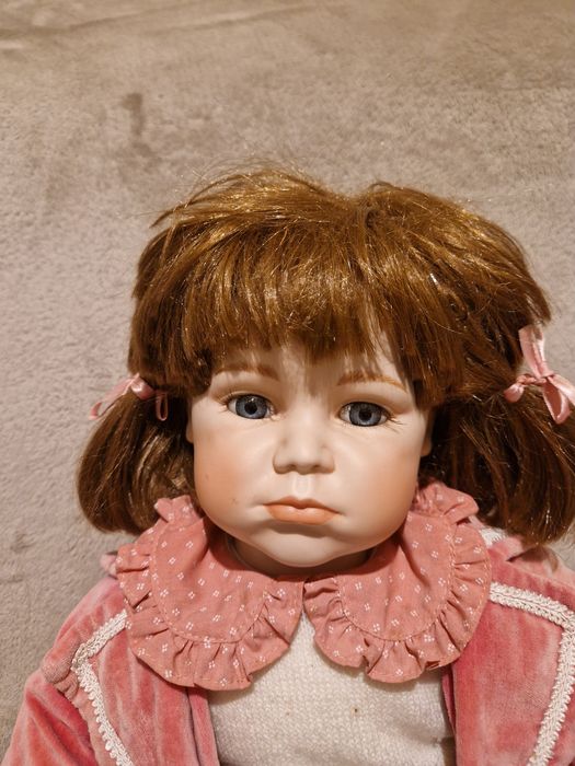 Păpușă de porțelan