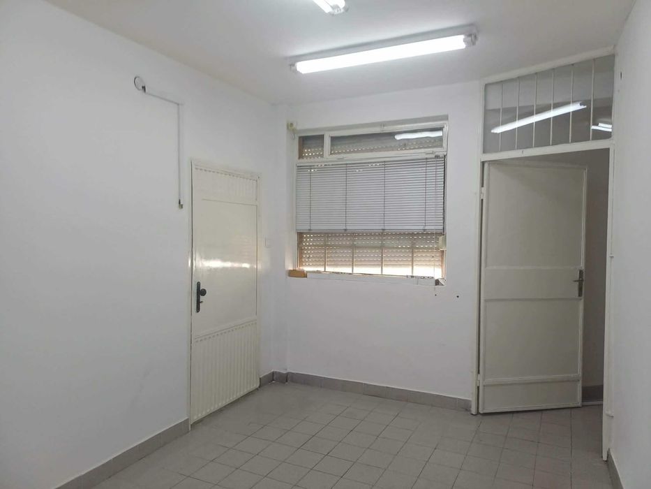 Дава се под наем Магазин в Пловдив, Център - 60 кв.м за 598.23 € - Снимка #2