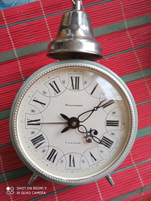 Будилник с секундарник,