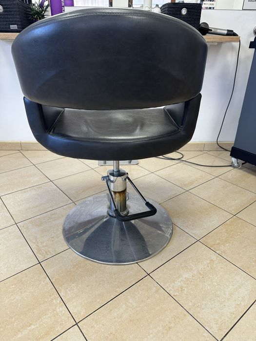 Фризьорски стол нужно претапециране