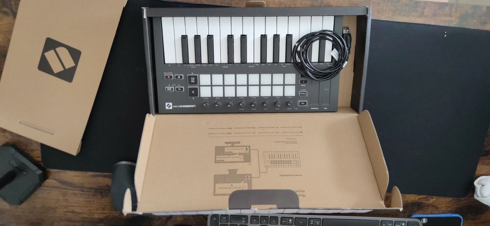 Controller midi Novation LaunchKEY mini
