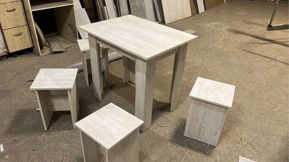 Кухонный стол с табуретками