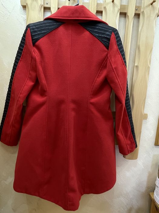 Червено палто с кожени елементи