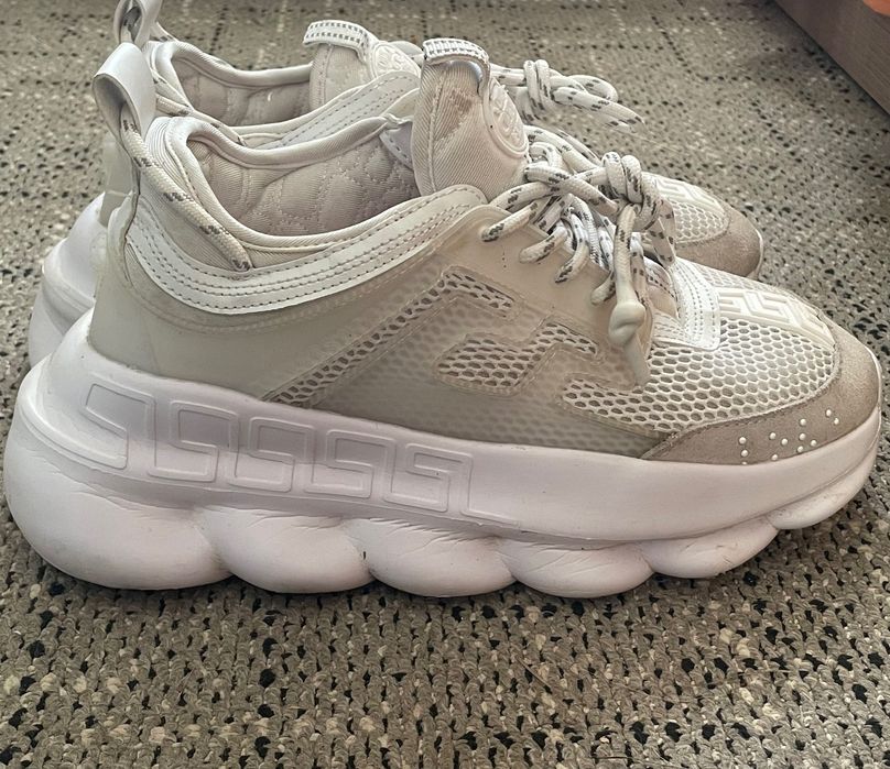 Vând o pereche de adidașii versace chain reaction triple white