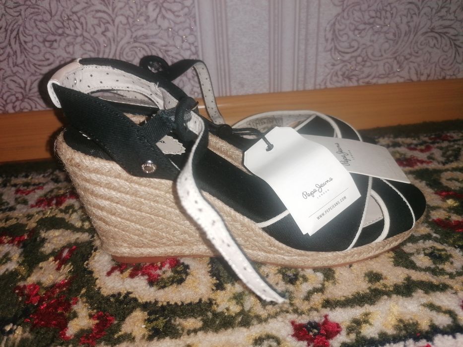 Продам босоножки