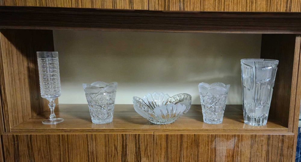 Продаются хрустальные вазы , салатницы , конфетницы , менажницы .