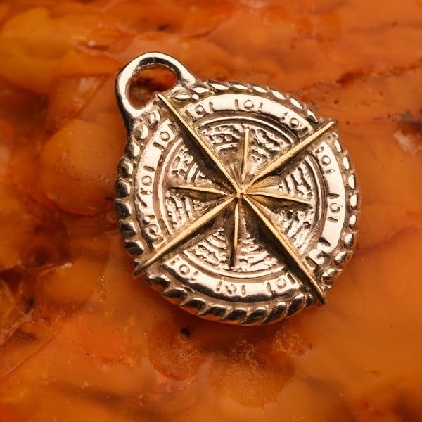 Сребърен медальон 925 „Компас“ – талисман за посока, закрила и сила
