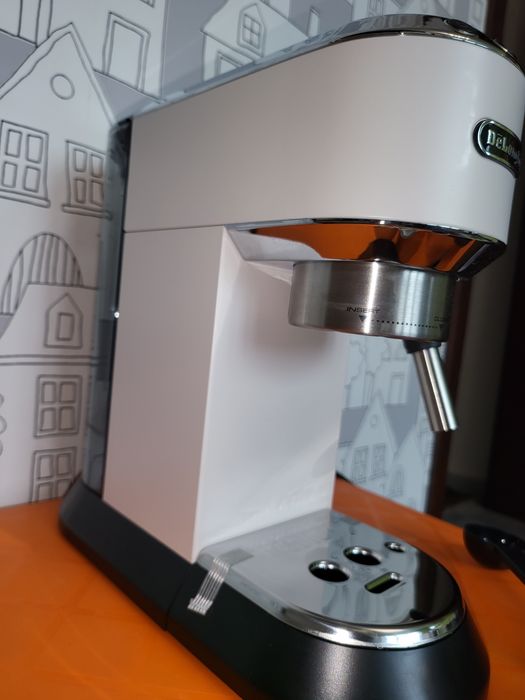 Кафемашина с ръкохватка DeLonghi Dedica EC685.W Бяла