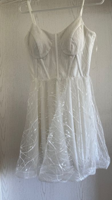 Бяла празнична рокля