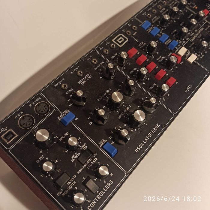 Behringer model D