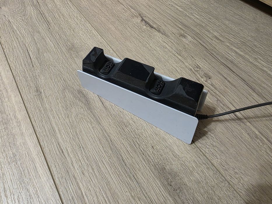 Зарядно устройство за джойстици DualSense
