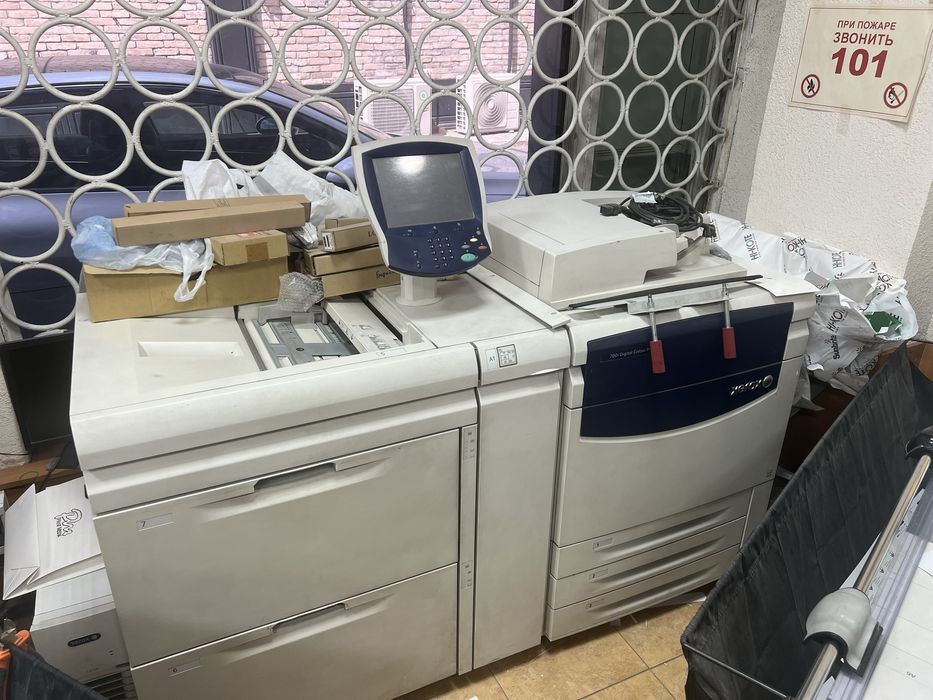 Продаеться Xerox 700i